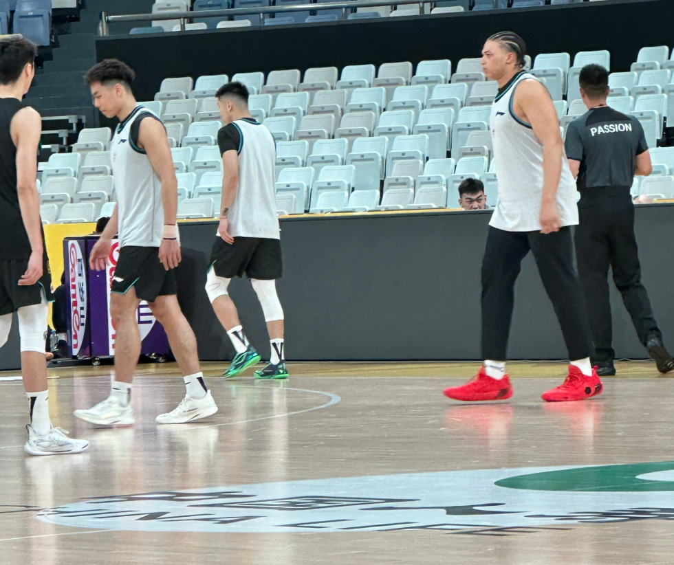 kaiyun开云-上海热身险胜广厦！李添荣复出三分6中6，白边统治篮下！