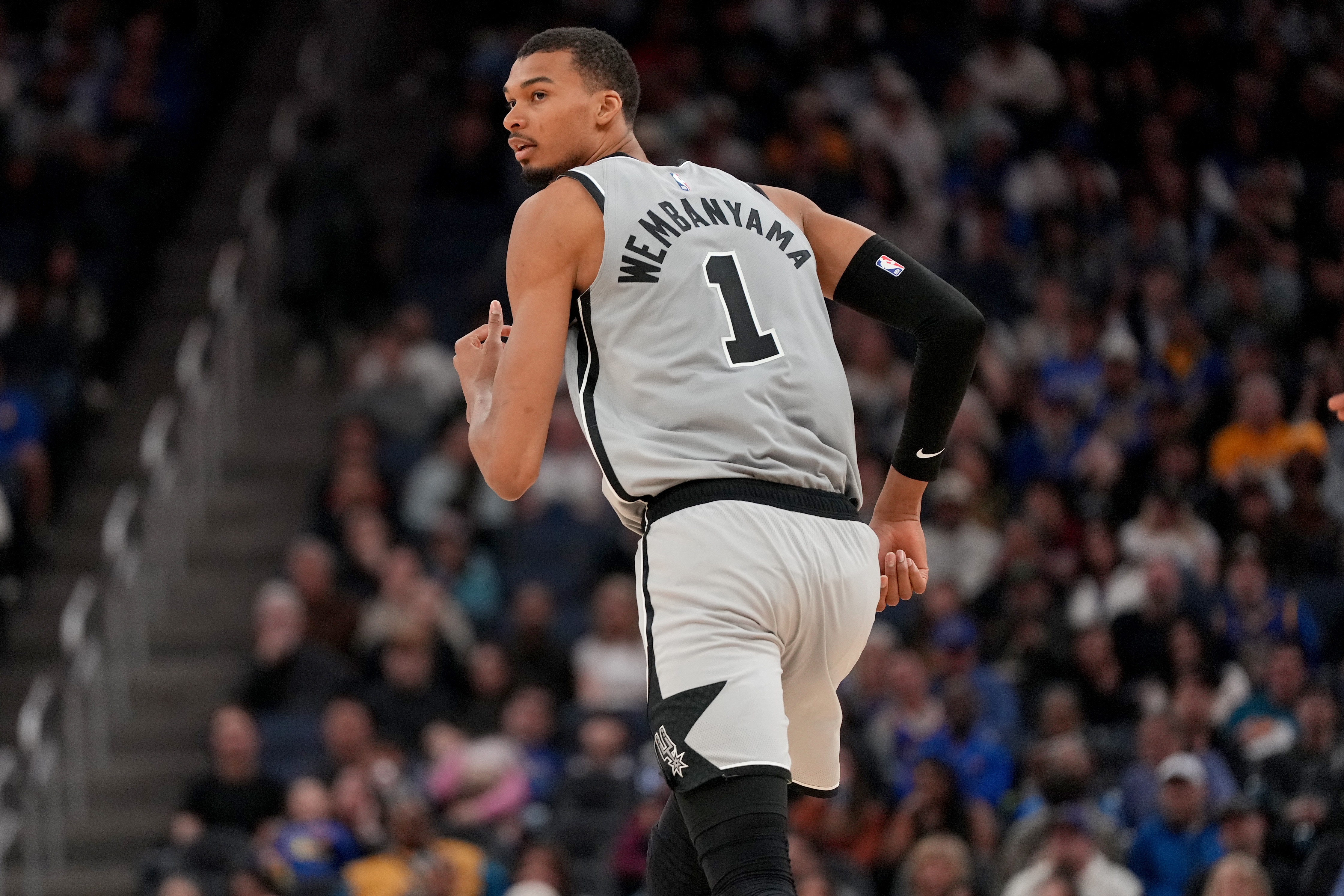 KAIYUN SPORTS-大布泽尔：文班亚马是防守多面手 而且他的进攻潜力无限